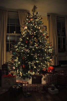 398px-Christmas_tree_with_presents